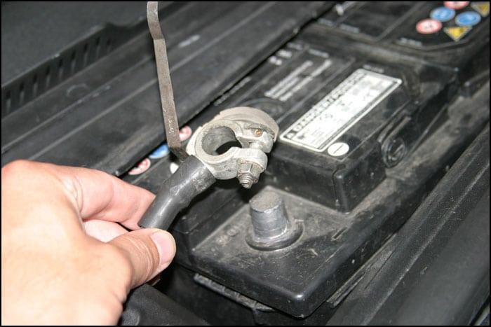 how to, how to replace the car battery on a toyota land cruiser 200