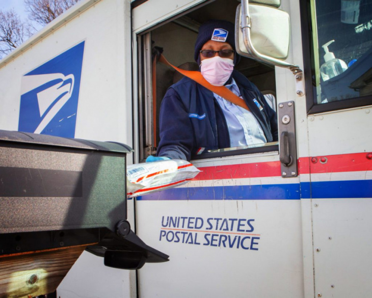 us postal service plans to purchase 25,000 electric delivery vehicles