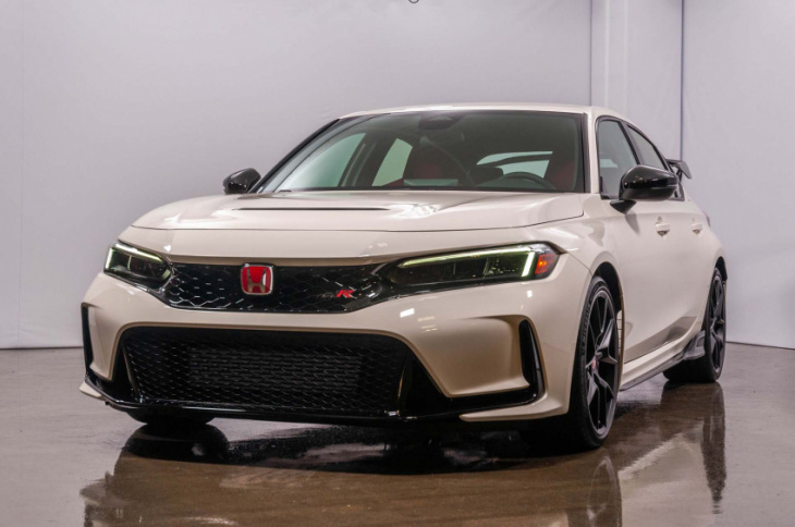 2023 honda civic type r grows larger, smarter, and faster