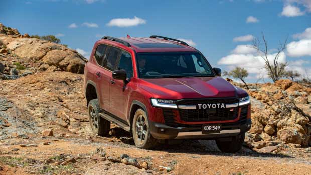 toyota land cruiser 300 series delays: august 2022 production to stop for 11 days