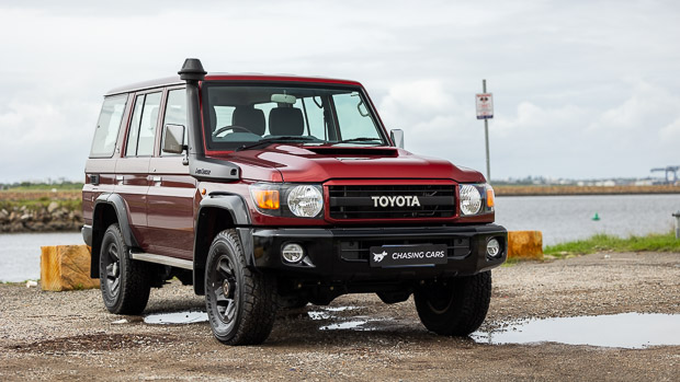 toyota land cruiser 300 series delays: august 2022 production to stop for 11 days