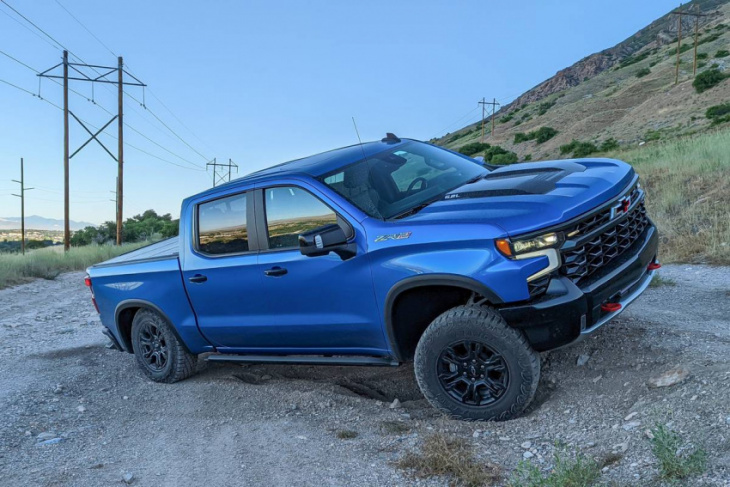 2022 chevrolet silverado 1500 zr2: towing with an off-roader