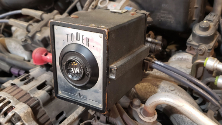 cruelly modified 1940s sears camera sees junkyards through a pinhole