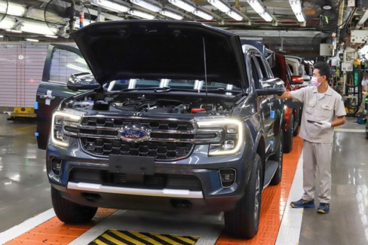 2023 ford everest: first examples leaving thai factory