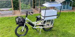 e-bike rider modifies bike with solar trailer