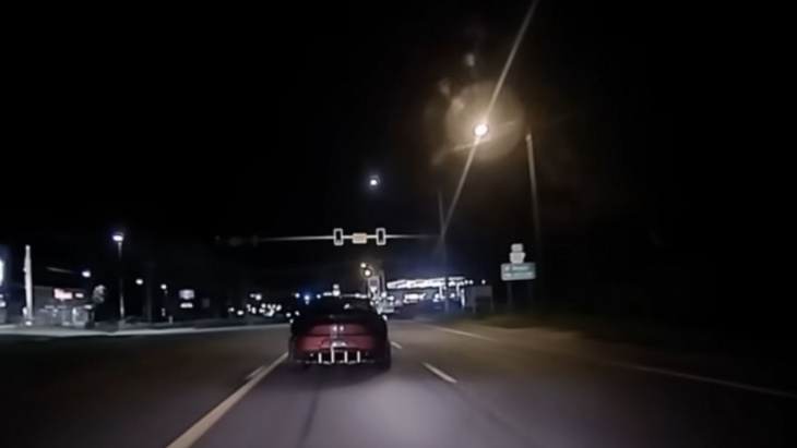 dodge charger scat pack goes slow to outrun the police