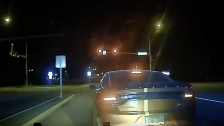 dodge charger scat pack goes slow to outrun the police
