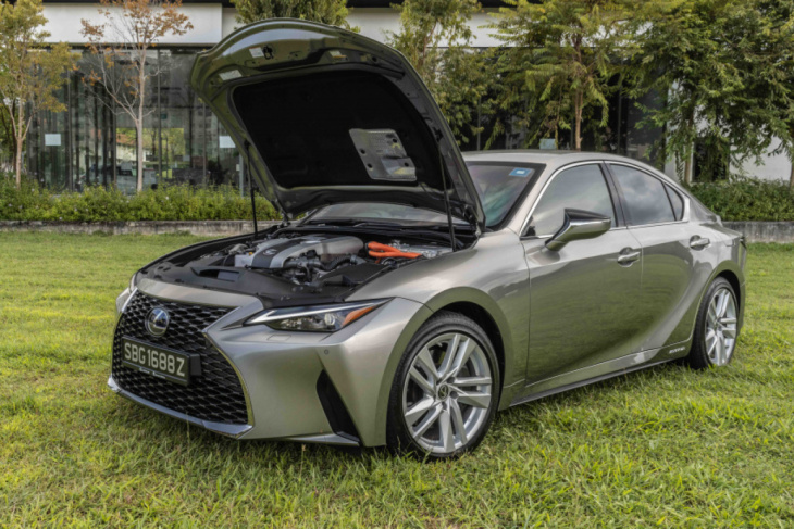 lexus is 300h review : warm n’ fuzzy, smooth n‘ creamy
