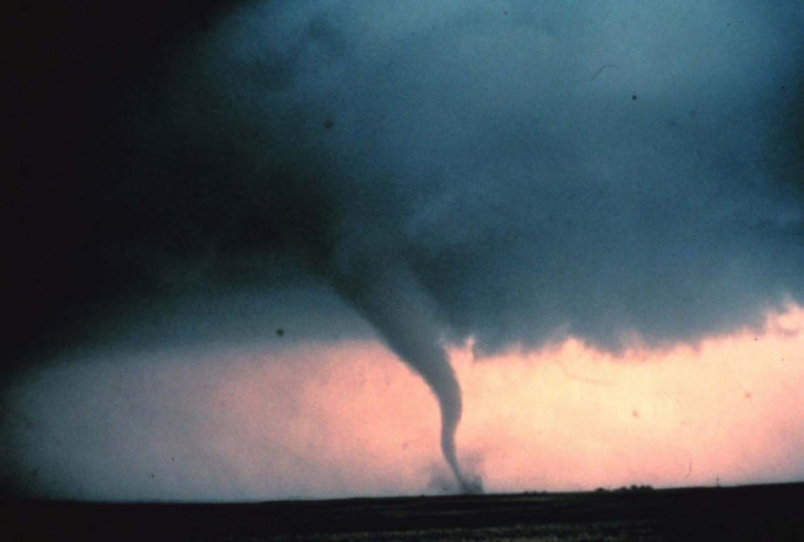 what to do if you see a tornado while driving