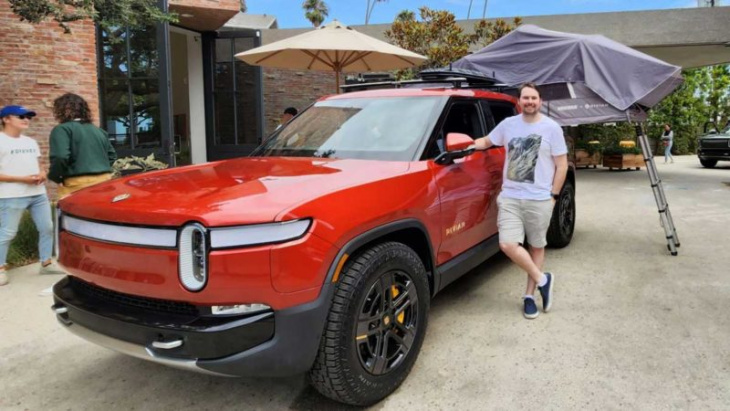“they’ll sell like hot cakes:” ev researcher’s verdict on ford and rivian electric utes