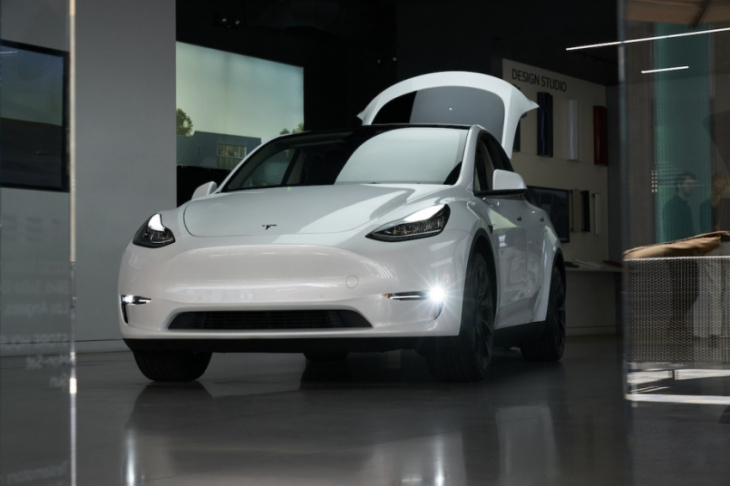 4 ways the 2022 tesla model y is superior to the volvo c40 recharge
