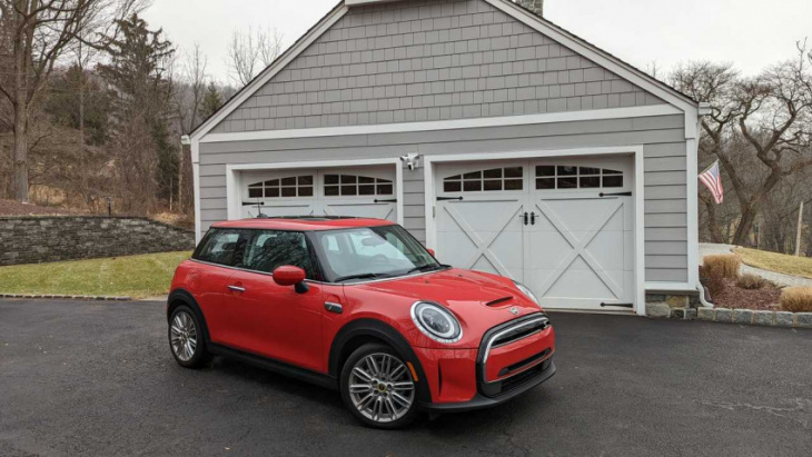 2023 mini cooper se's base price now $4,325 higher in the us
