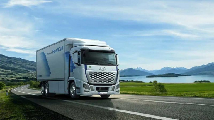 hyundai rolls out 27 heavy-duty hydrogen trucks in germany