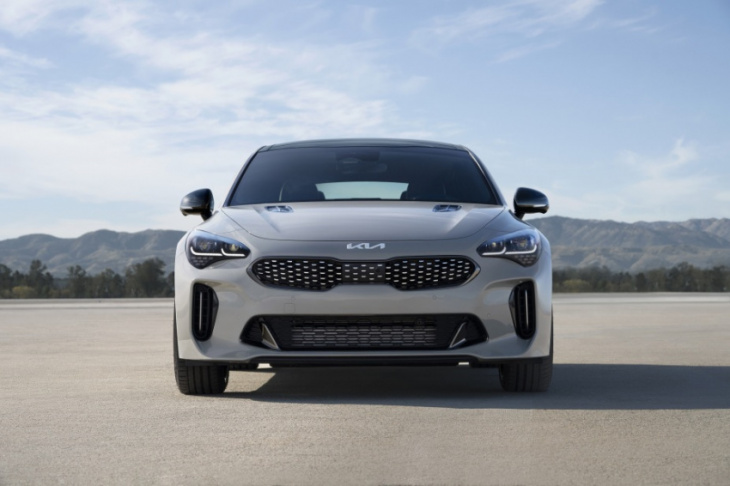 is a kia stinger faster than a ford mustang?