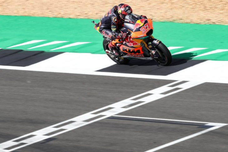 fernandez snatches success from lopez in thrilling silverstone moto2 contest