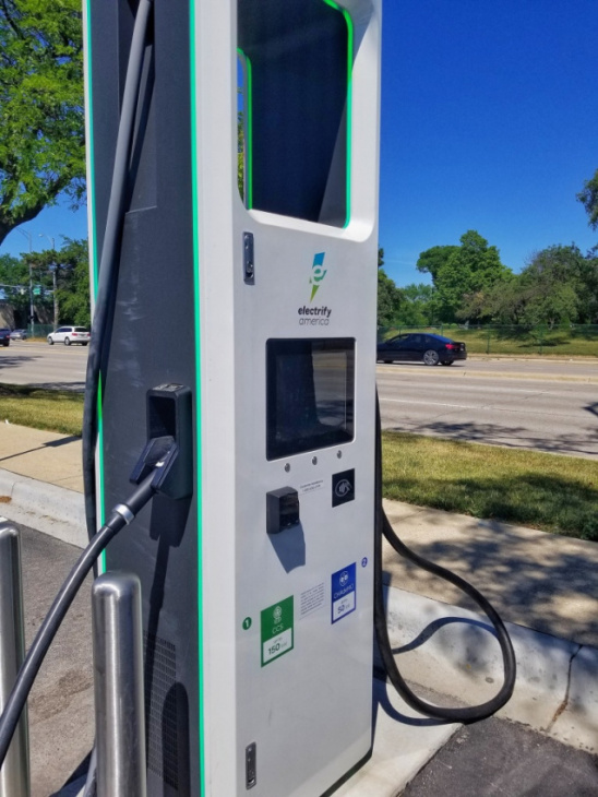 2022 chevrolet bolt euv public charging station pros & cons
