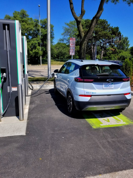 2022 chevrolet bolt euv public charging station pros & cons