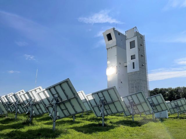 this solar tower can transform water, sunlight, and carbon dioxide into jet fuel