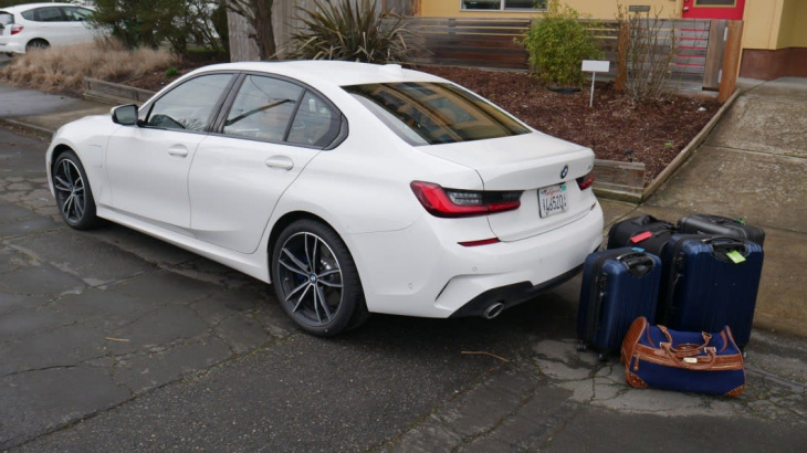 2022 bmw 330e long-term update | luggage test