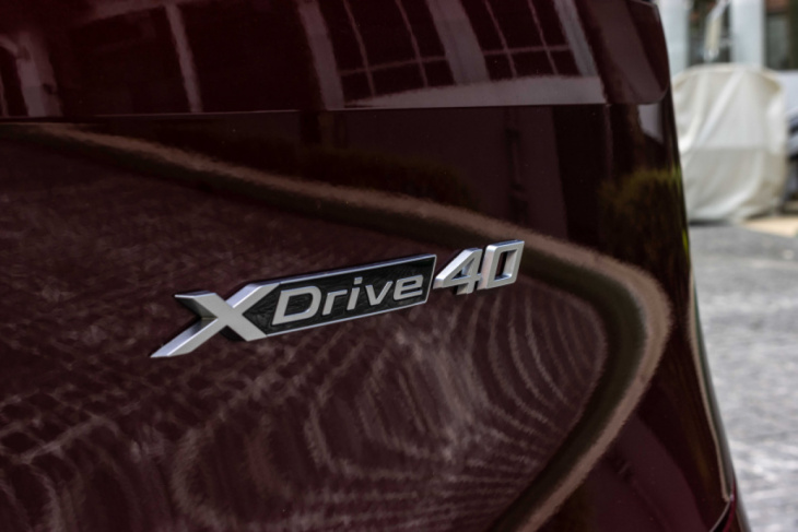 2022 bmw ix xdrive40i sport review : eclectic tech
