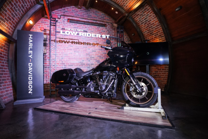 harley-davidson reveals apex custom factory paint for selected models