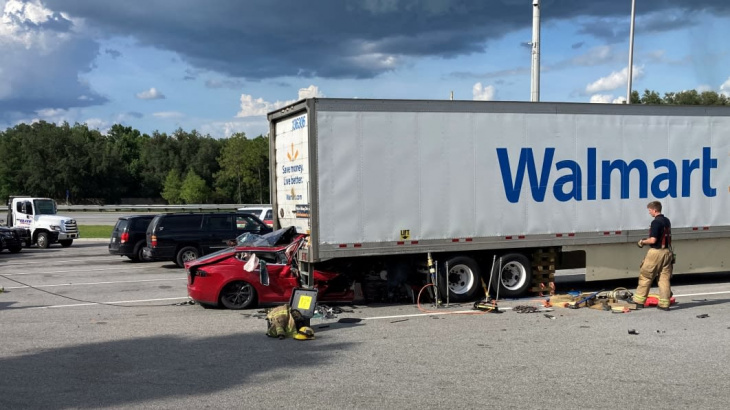 u.s. investigating fatal tesla crash into back of a semi-trailer