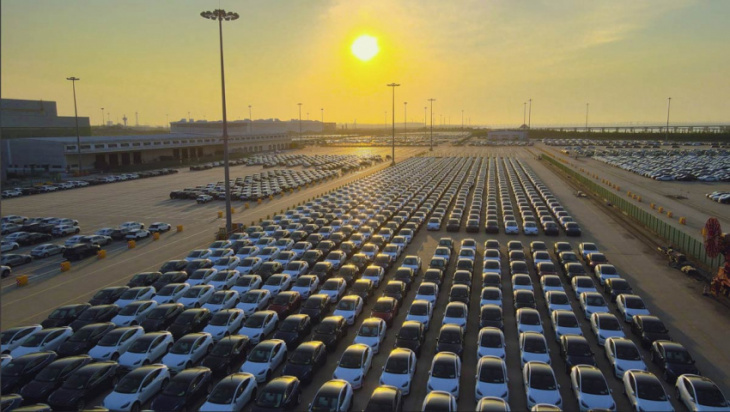 insane! thousands of tesla electric cars are on the way to australia