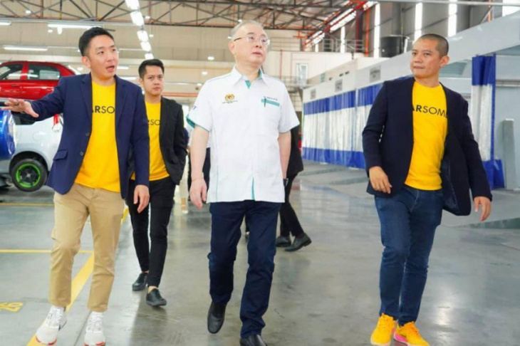 transport minister wee ka siong visits carsome certified lab