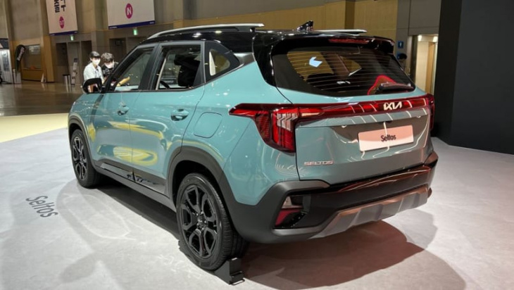 2023 kia seltos gets new look and more gear, but no hybrid in sight for toyota corolla cross, honda hr-v, and nissan qashqai rival
