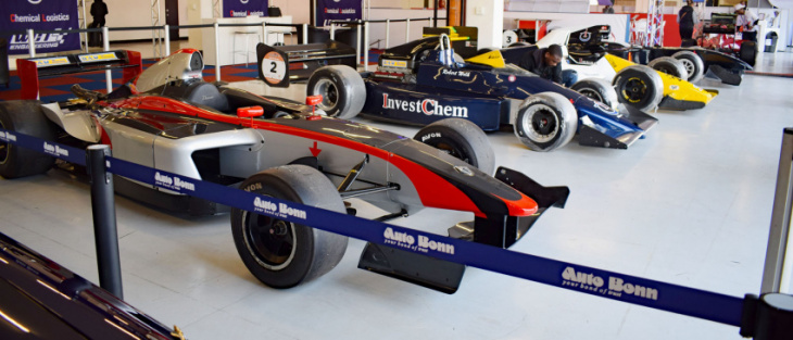photos of the formula 1 cars going around kyalami this weekend