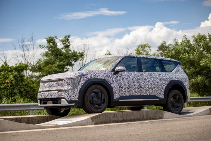 should new the rivian suv be worried about kia’s new ev9?