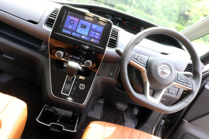 android, nissan serena s-hybrid: upscale ambitions