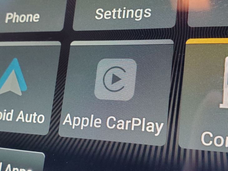 how does using the apple carplay affect an ev’s driving range?