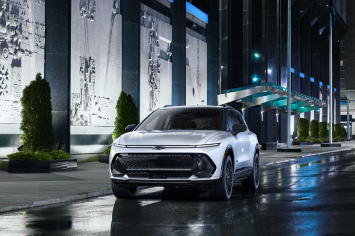 preview: 2024 chevrolet equinox ev arrives with $30,000 price tag, 300 miles max range