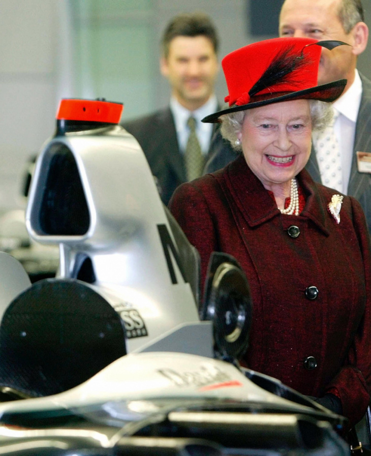 formula 1 pays tribute to her majesty, queen elizabeth ii