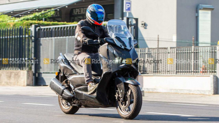 spotted: yamaha xmax 300 takes a quiet stroll on a sunny day in europe