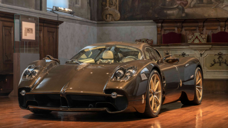 pagani utopia: a manual-wielding hypercar with mental powers