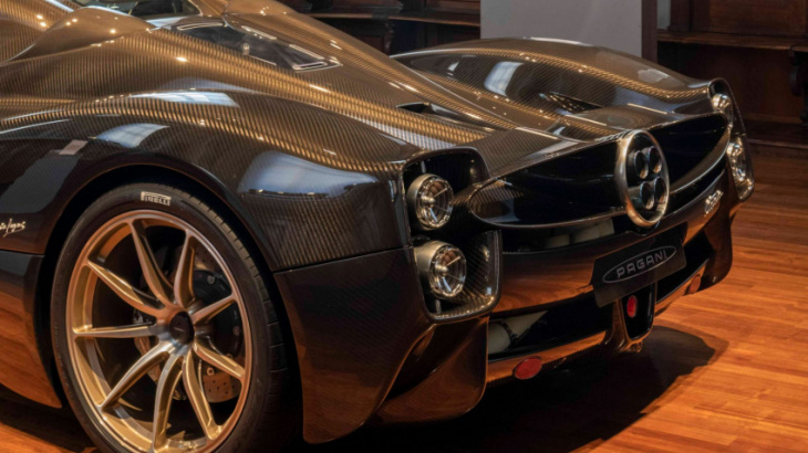 pagani utopia: a manual-wielding hypercar with mental powers