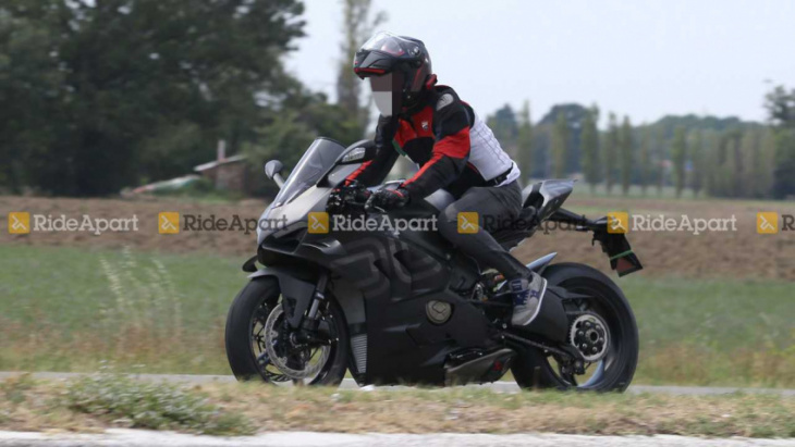 spotted: ducati panigale v4 r saunters stealthily down an italian road