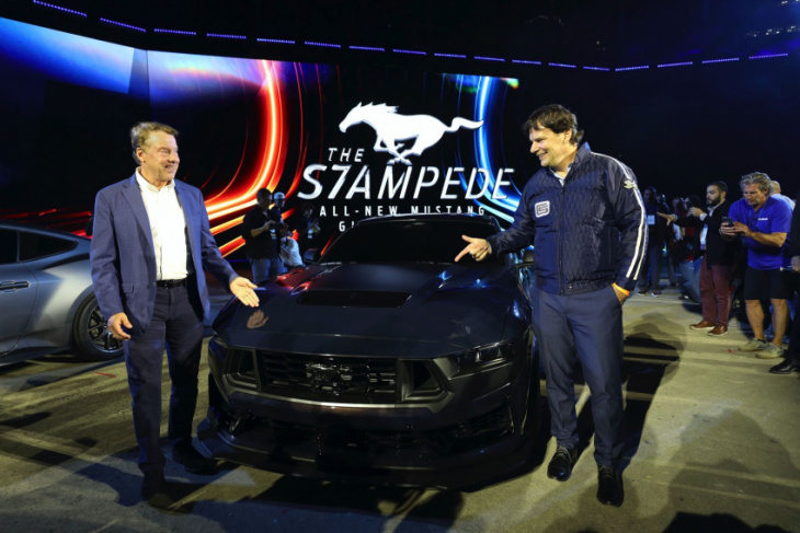ford surprise-drops track-focused 500-hp 2024 mustang dark horse