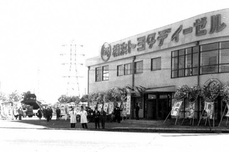 toyota, netz, corolla, and toyopet - why did toyota once have 4 different dealers in japan?