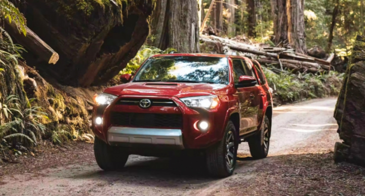 does the 2023 toyota sequoia get better gas mileage than the 2023 toyota 4runner?