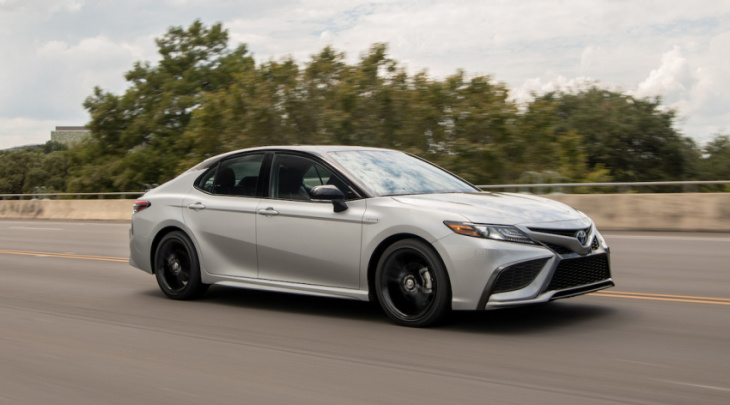 2022 toyota camry hybrid: 4 things consumer reports hates about the midsize sedan