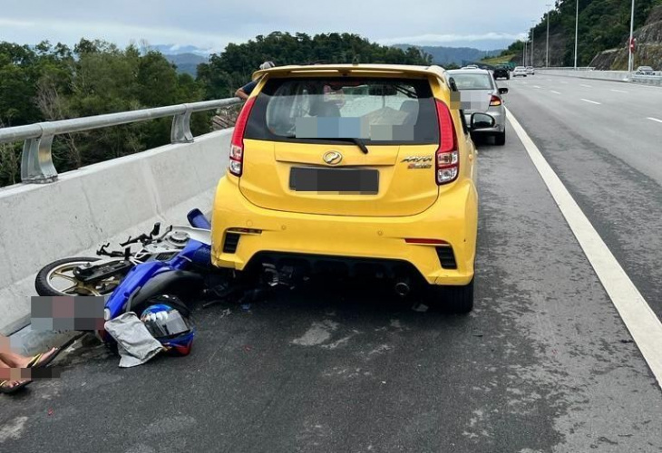 motorcyclist rams into car after driver stops on suke to take pictures