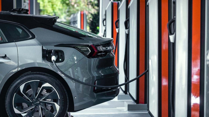 geely’s new 600 kw ev charger offers 300 km of range in just five minutes!