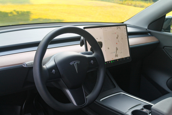 i used tesla's autopilot for the first time and found it makes a long drive bearable — as long as you remember what it can't do