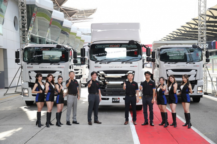 isuzu malaysia delivers first unit of new giga prime mover to xinsteel sdn bhd