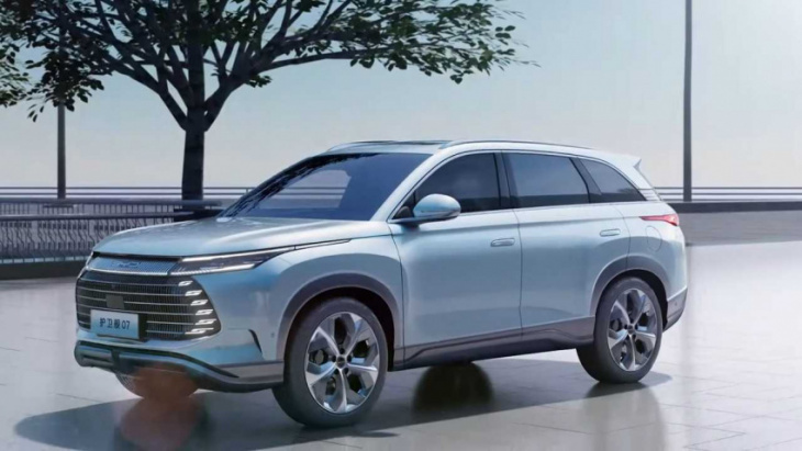 byd expands its ocean lineup with frigate 07 plug-in hybrid