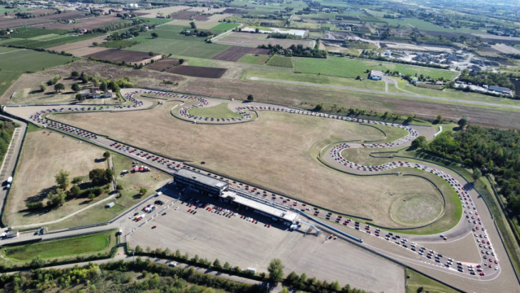mazda italy breaks guinness world record for largest mx-5 parade