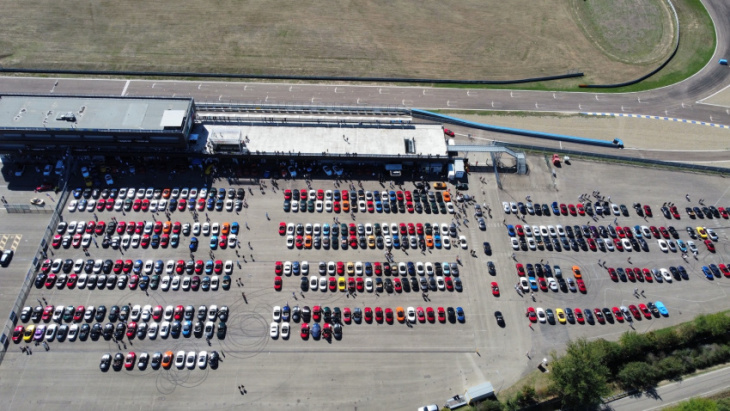 mazda italy breaks guinness world record for largest mx-5 parade